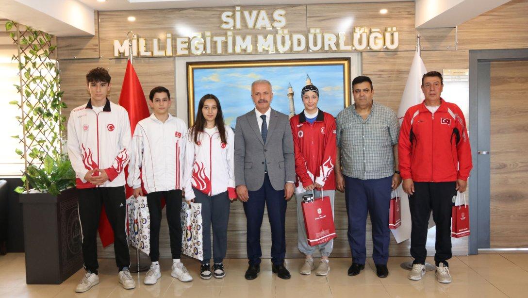 Kikck boks dünya şampiyonluğu ve üçüncülüğü derecelerini elde eden öğrenciler, Avgazispor Kulübü Başkanı Muzaffer Işıklar ve Kick Boks Millî Takım Antrenörü Ekrem Arıs ile birlikte Millî Eğitim Müdürümüz Necati Yener'i ziyaret etti.