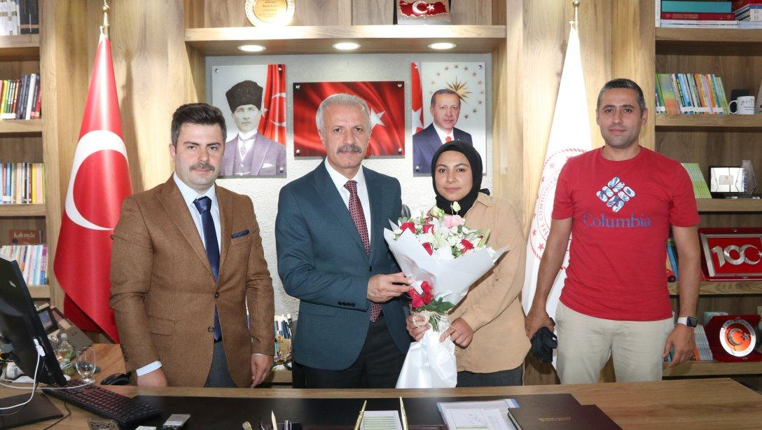 Millî Eğitim Müdürümüz Necati Yener, bilek güreşinde Türkiye ikincisi olan Başsöğüt Ortaokulu 8. sınıf öğrencisi Sudenaz Çelik'i tebrik etti.