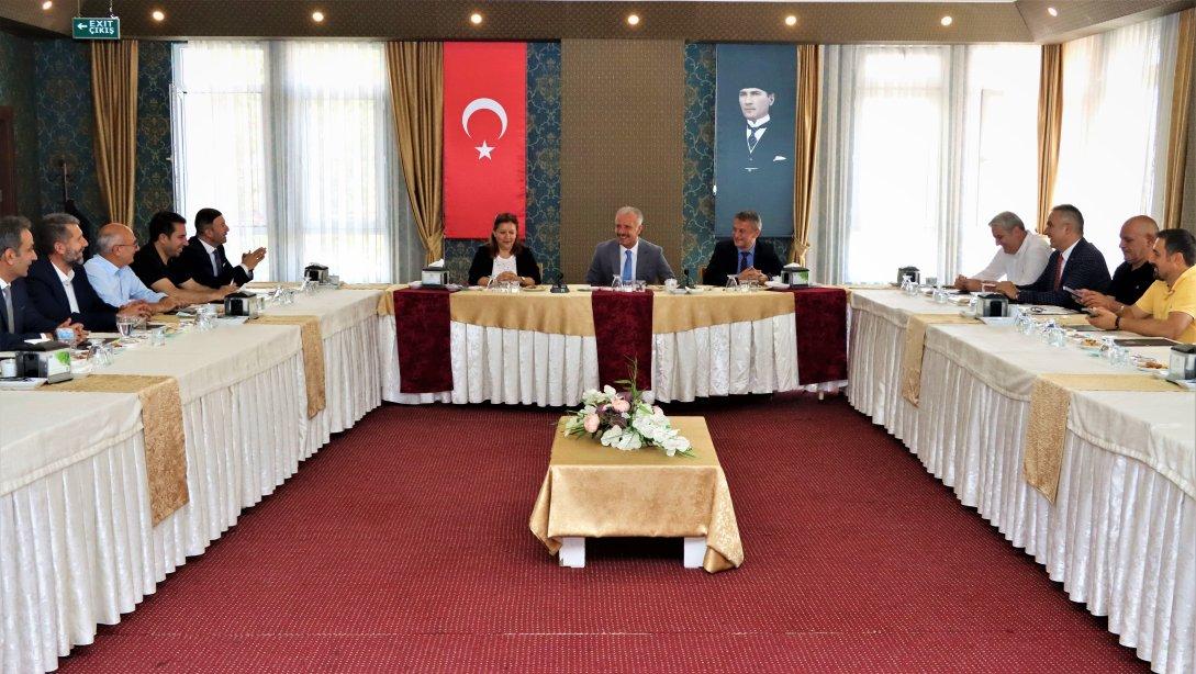 Millî Eğitim Müdürümüz Necati Yener, MEB Destek Hizmetleri Genel Müdürlüğü himayesinde Sivas'ta düzenlenen 5. Bölge Paydaş Öğretmenevi Müdürleri toplantısında 15 ilden gelen öğretmenevi müdürleri ile bir araya geldi.