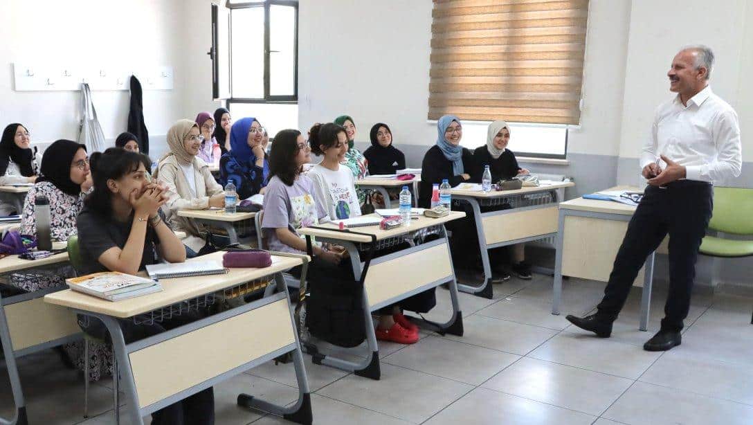 Millî Eğitim Müdürümüz Necati Yener, Millî Eğitim Bakanlığınca planlanan yaz dönemi destekleme ve yetiştirme kursları kapsamında eğitim gören öğrencileri ziyaret etti.