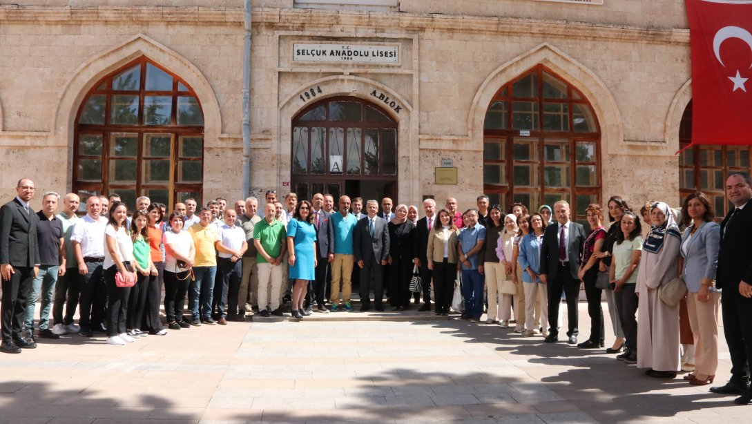 MEB Personel Genel Müdürümüz Sayın Bülent Çiftci, Selçuk Anadolu Lisesini ziyaret etti. Okulda görev yapan öğretmenler ile bir araya gelen Çiftci, Türkiye Yüzyılı Maarif Modeli ve bu kapsamda yürütülen çalışmalar ile ilgili değerlendirmelerde bulundu.