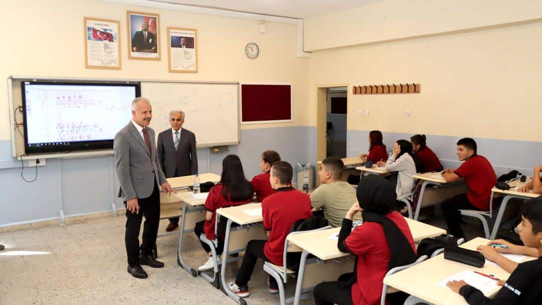 Millî Eğitim Müdürümüz Necati Yener, İzzettin Keykavus Anadolu Lisesini ziyaret etti.