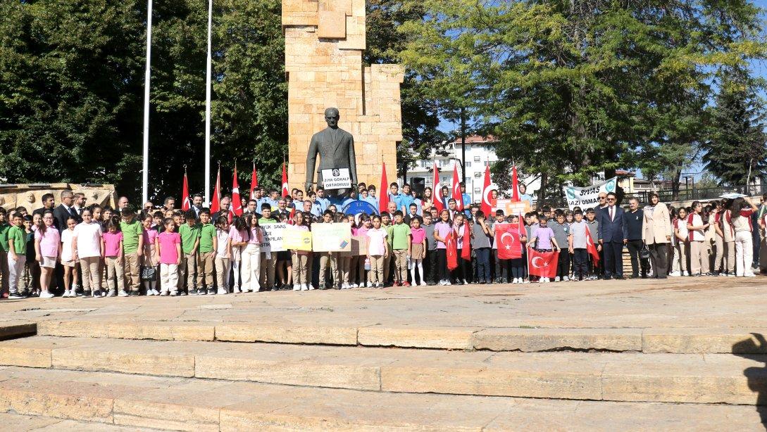 Sivas'ta İlköğretim Haftası kapsamında Atatürk Anıtı'nda çelenk sunma töreni gerçekleştirildi.