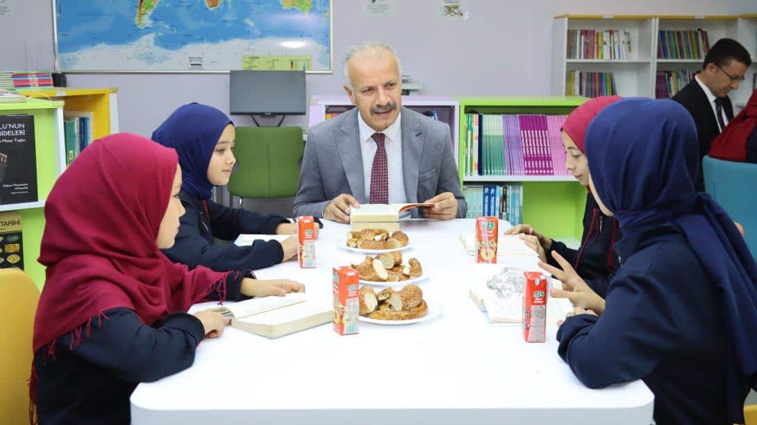 Sivas'ta kitap okuma seferberliği başladı. Millî Eğitim Müdürümüz Necati Yener, HEDEF Okuyan Nesil Projesi kapsamında il genelinde eş zamanlı olarak saat:10.58'de başlayan bilgi yolculuğunda öğrencilerle birlikte kitap okudu.