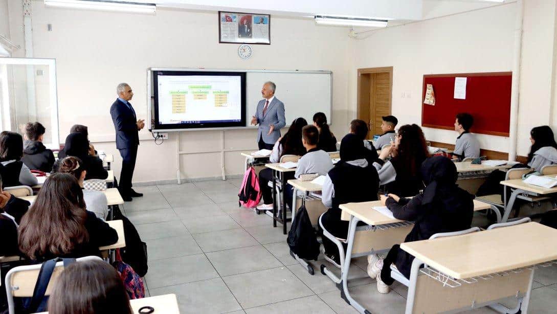 Millî Eğitim Müdürümüz Necati Yener, Kongre Anadolu Lisesi'nde Türkiye Yüzyılı Maarif Modeli Öğretim Programının uygulandığı 9. Sınıf öğrencileri ile bir araya geldi.