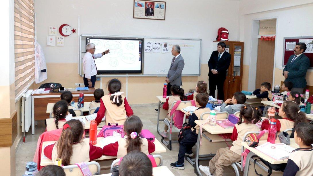 Millî Eğitim Müdürümüz Necati Yener, Muhsin Yazıcıoğlu İlkokulunda öğrenci ve öğretmenler ile bir araya geldi.