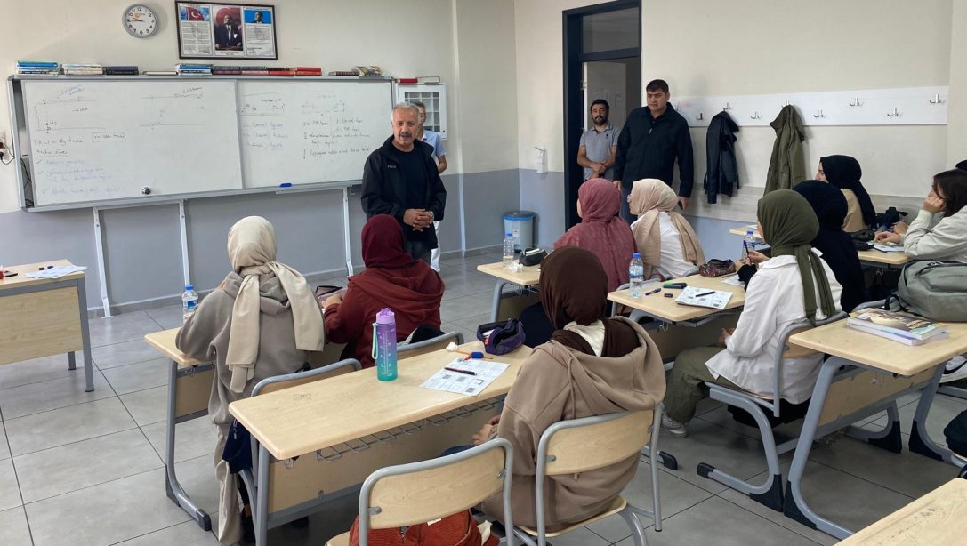 Millî Eğitim Müdürümüz Necati Yener, hafta sonu destekleme ve yetiştirme kurslarına katılan öğrencileri ziyaret etti. 