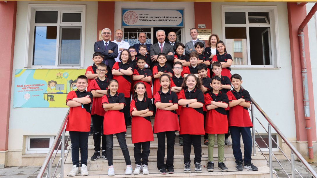 Sivas Bilişim Teknolojileri Mesleki ve Teknik Anadolu Lisesi Ortaokulunda öğrenciler ders başı yaptı.