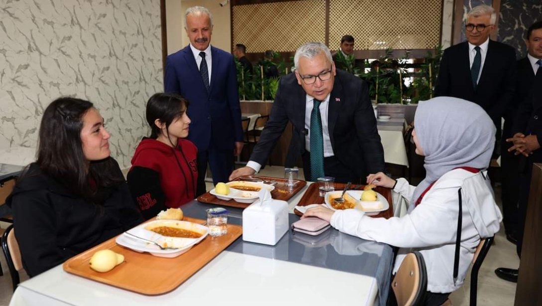 Valimiz Yılmaz Şimşek, Millî Eğitim Müdürümüz Necati Yener ile birlikte okullar bölgesinde hizmete açılan HEDEF Lezzet Atölyesini ziyaret etti.