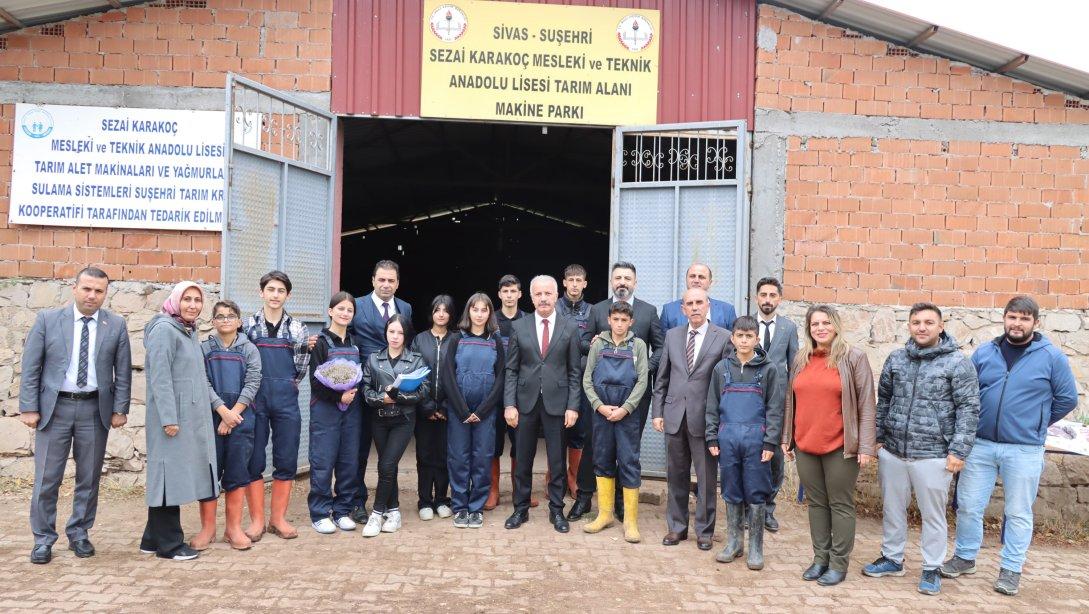 Millî Eğitim Müdürümüz Necati Yener, modern tarım tekniklerinin öğrencilere, uygulamalı olarak öğretildiği Suşehri Sezai Karakoç Mesleki ve Teknik Anadolu Lisesi uygulama ve üretim sahalarını ziyaret ederek incelemelerde bulundu.