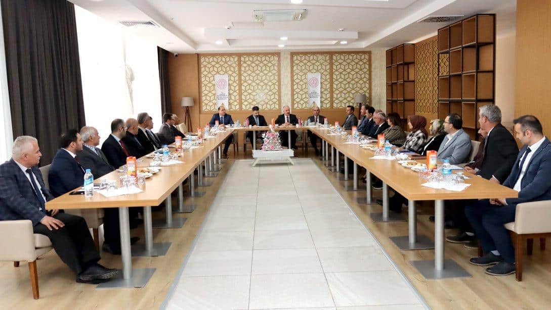 Millî Eğitim Müdürümüz Necati Yener, Suşehri'nde düzenlenen eğitim değerlendirme toplantısında okul idarecileri ile bir araya geldi.