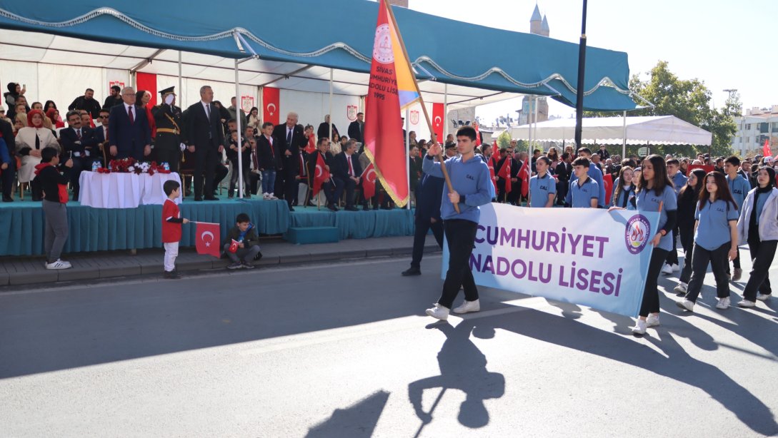 Sivas'ta 29 Ekim Cumhuriyet Bayramı ve Cumhuriyetimizin 101. Yılı dolayısıyla kutlama programı düzenlendi. 