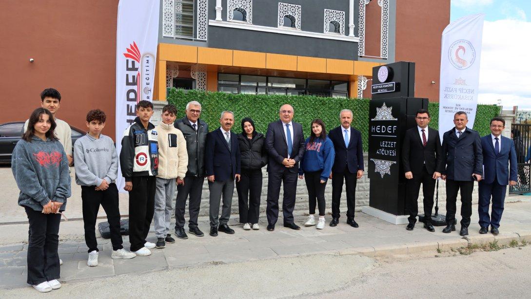 Vali Yardımcısı İlhami Doğan, Millî Eğitim Müdürümüz Necati Yener ile birlikte okular bölgesinde hizmet veren Hedef Lezzet Atölyesini ziyaret etti.