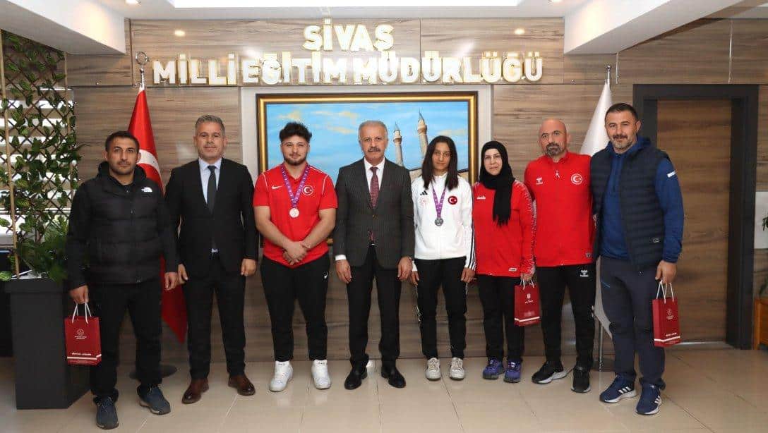 Millî Eğitim Müdürümüz Necati Yener, Dünya Okul Sporları Yaz Oyunlarında judoda dünya ikincisi olan öğrencimiz Hatice Rümeysa Kılıçkaya ve güreşte dünya üçüncüsü olan öğrencimiz Bilal Zorba'yı tebrik etti.