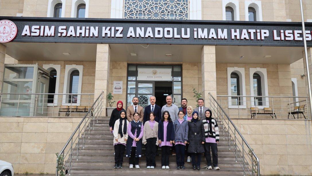 Millî Eğitim Müdürümüz Necati Yener, Asım Şahin Kız Anadolu İmam Hatip Lisesinde öğrenci ve öğretmenler ile bir araya geldi.