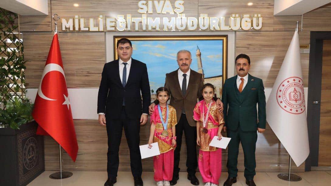 Geleneksel Wushu Türkiye Şampiyonasında birinci olan Gazi Osman Paşa İlkokulu 3. sınıf öğrencisi Sare Nur Açıl ve Türkiye üçüncüsü olan 4. sınıf öğrencisi Serra Ayşe Binicioğlu, Millî Eğitim Müdürümüz Necati Yener'i ziyaret etti.