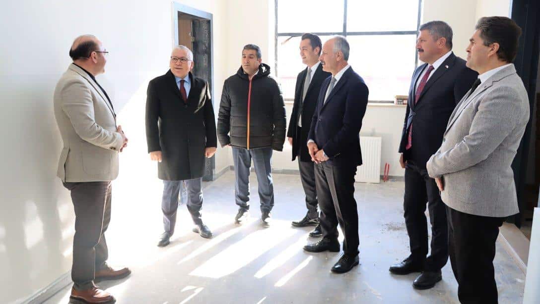 Valimiz Yılmaz Şimşek, çalışmaların son aşamaya geldiği 24 derslikli Şehit Talha Emre Zileligil İlkokulu inşaatında incelemelerde bulundu.