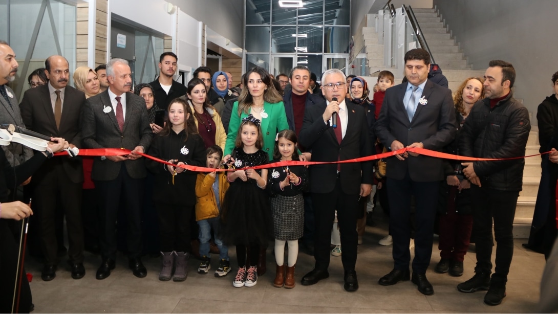 Sivas Buruciye BİLSEM görsel sanatlar yetenek alanı öğrencileri, karma resim çalışmalarını 