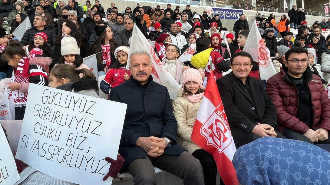 Minik Yiğiolar Takımına Sahip Çıkıyor Projesi kapsamımda öğrencilerimiz, Millî Eğitim Müdürümüz Necati Yener ile birlikte Sivasspor-Samsunspor mücadelesini izledi.