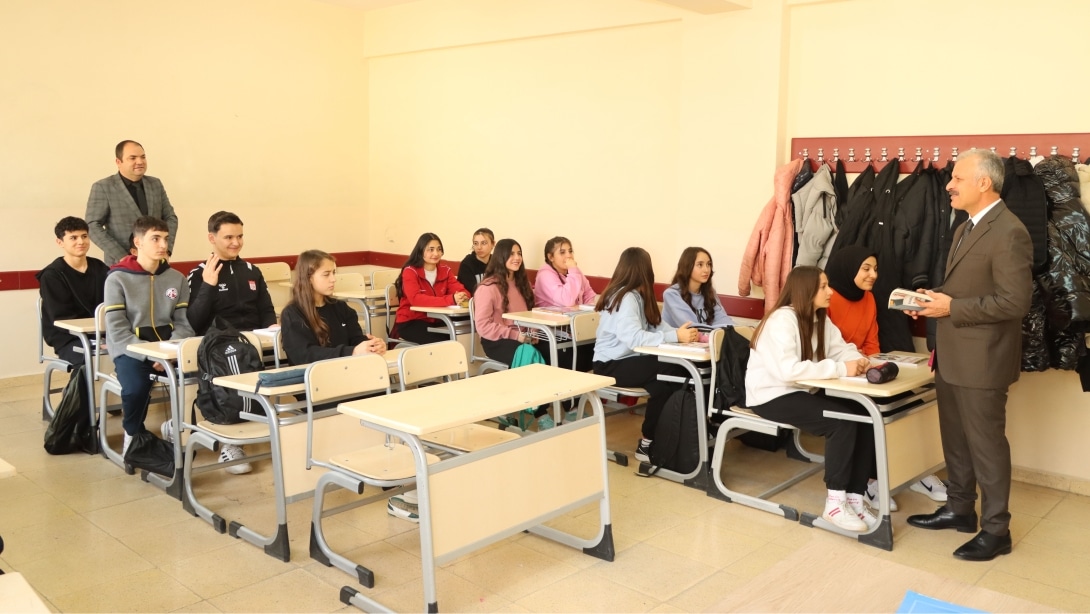 Millî Eğitim Müdürümüz Necati Yener, Ahmet Ayık Spor Lisesini ziyaret ederek öğrenci ve öğretmenlerle bir araya geldi.