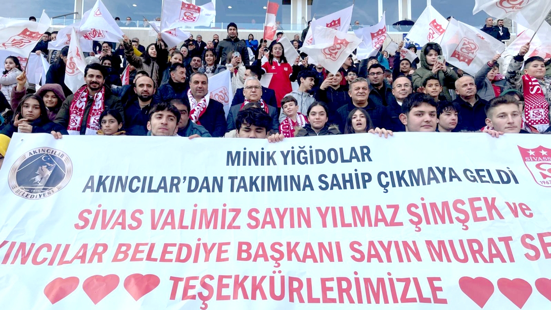 Minik Yiğidolar, takımlarına destek olmaya devam ediyor.