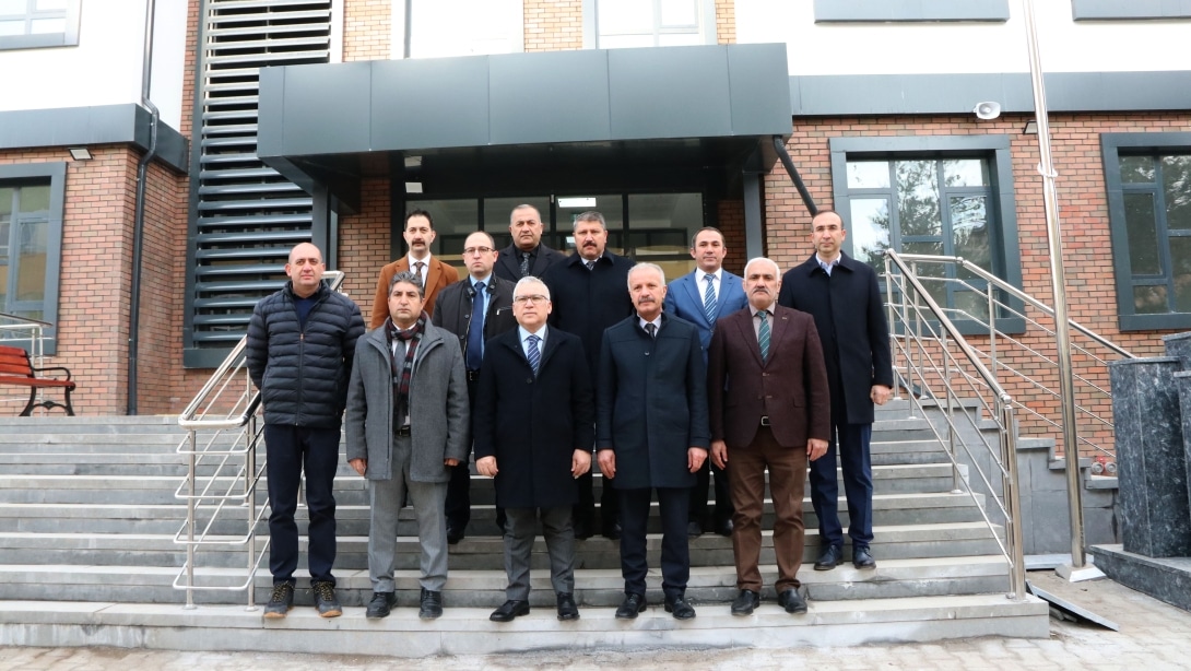 Valimiz Yılmaz Şimşek, Millî Eğitim Müdürümüz Necati Yener ile birlikte inşaat çalışmaları tamamlanan okul binaları ile Eğitim ve Uygulama Merkezi olarak hizmet vermesi planlanan Sivas Öğretmenevi inşaatında incelemelerde bulundu.