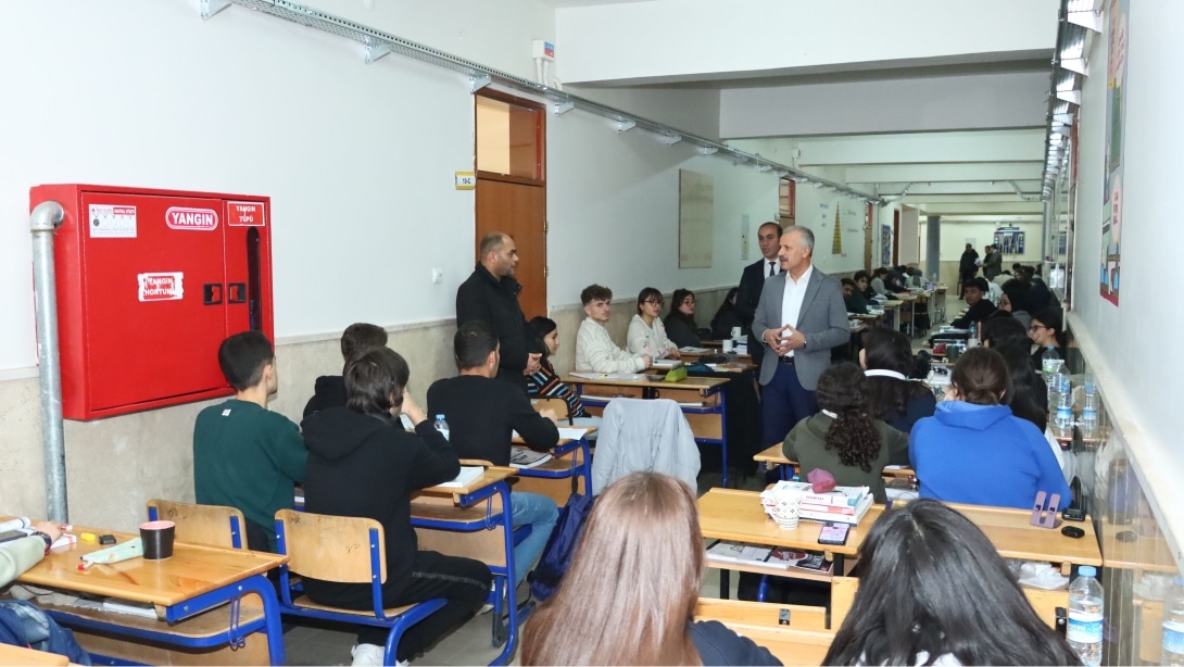 Millî Eğitim Müdürümüz Necati Yener, ara tatilde DYK Kampına girerek YKS'ye hazırlanan Prof. Dr. Necati Erşen Sosyal Bilimler Lisesi 12. sınıf öğrencileri ile bir araya geldi. 