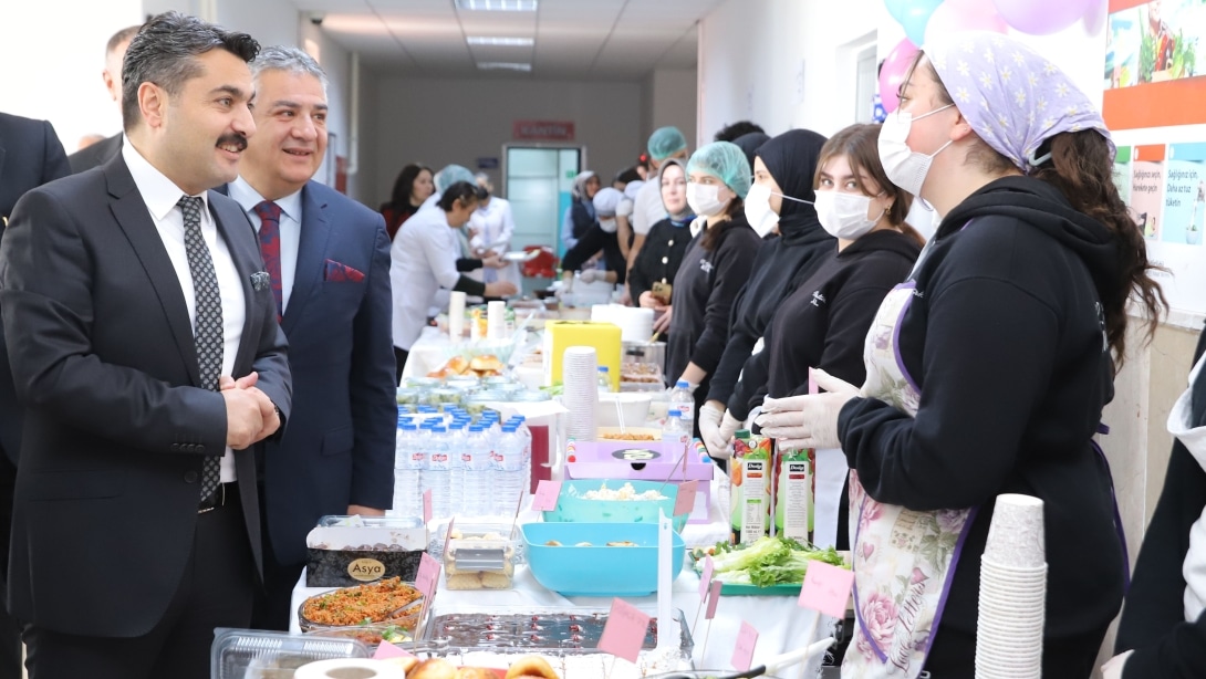 Mustafa Kemal Atatürk Mesleki ve Teknik Anadolu Lisesinde onkoloji bölümünde tedavi gören çocuklar, ihtiyaç sahibi öğrenciler ve yaşlı vatandaşlara destek olmak için kermes düzenlendi.