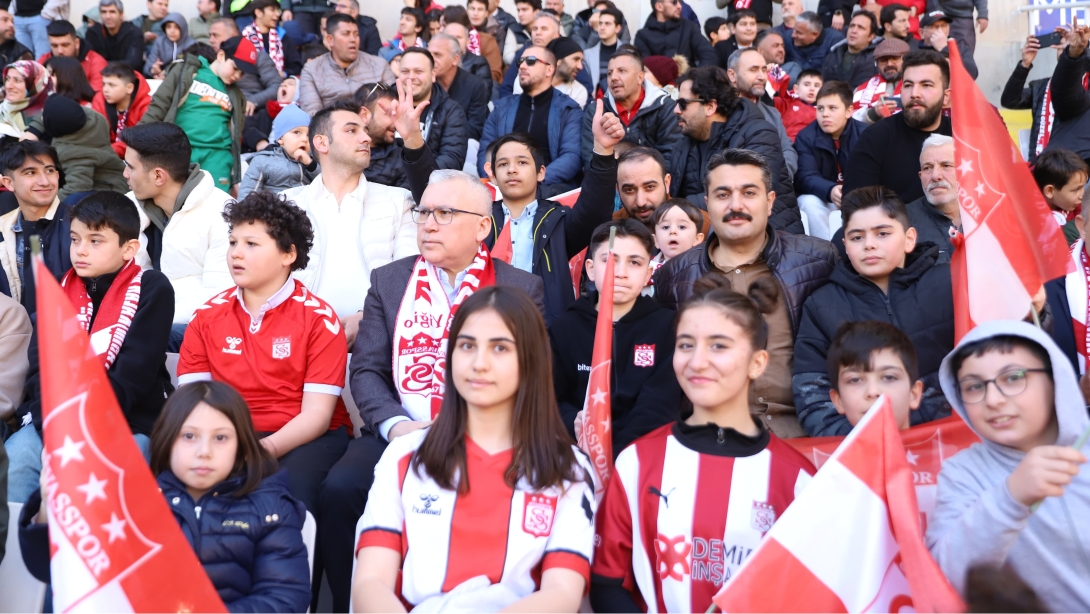 Minik Yiğidolar Takımına Sahip Çıkıyor Projesi kapsamında öğrencilerimiz Valimiz Yılmaz Şimşek ve Millî Eğitim Müdürümüz Fatih Erdoğan ile birlikte Sivasspor-Göztepe mücadelesini izledi.