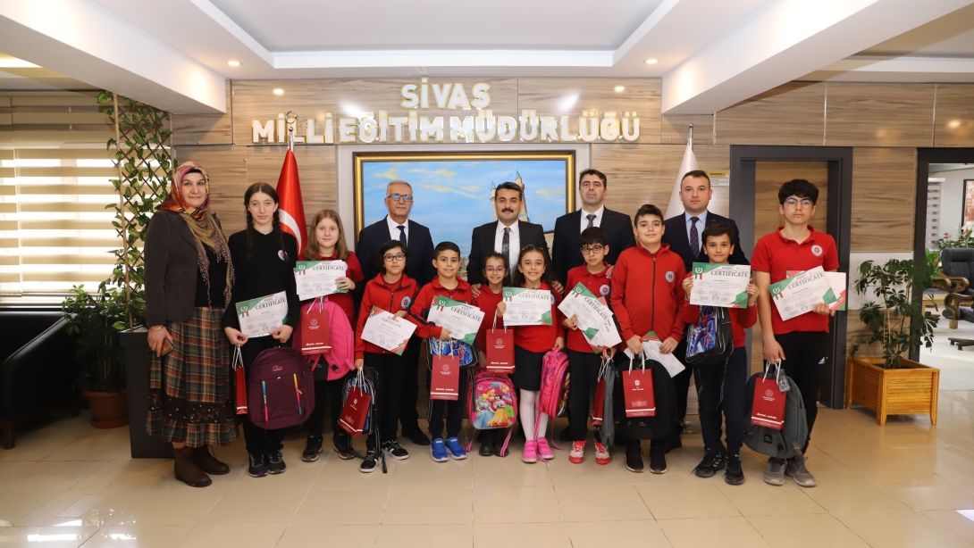 Millî Eğitim Müdürümüz Fatih Erdoğan, Fibonacci Uluslararası Matematik Olimpiyatlarında Türkiye birincisi, ikincisi ve üçüncüsü olan Cumhuriyet Üniversitesi Vakfı Okulları öğrencilerini tebrik etti.