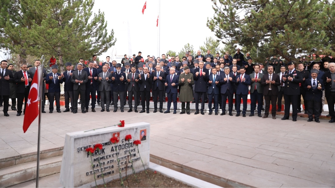 Sivas'ta, 18 Mart Şehitleri Anma Günü ve Çanakkale Deniz Zaferi'nin 110. Yıl Dönümü dolayısıyla program düzenlendi. 