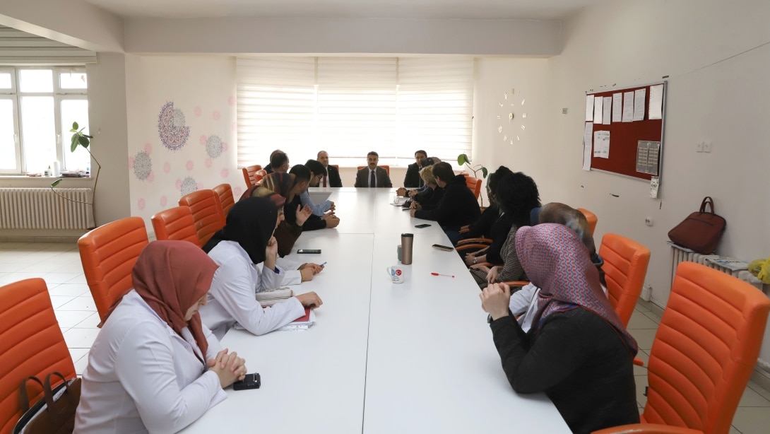 Millî Eğitim Müdürümüz Fatih Erdoğan, trafik kazasında hayatını kaybeden Şehit Muhammet Onur Demir Anadolu Lisesi Tarih öğretmeni Şenel Yılmaz'ın çalışma arkadaşlarına taziye ziyaretinde bulundu.