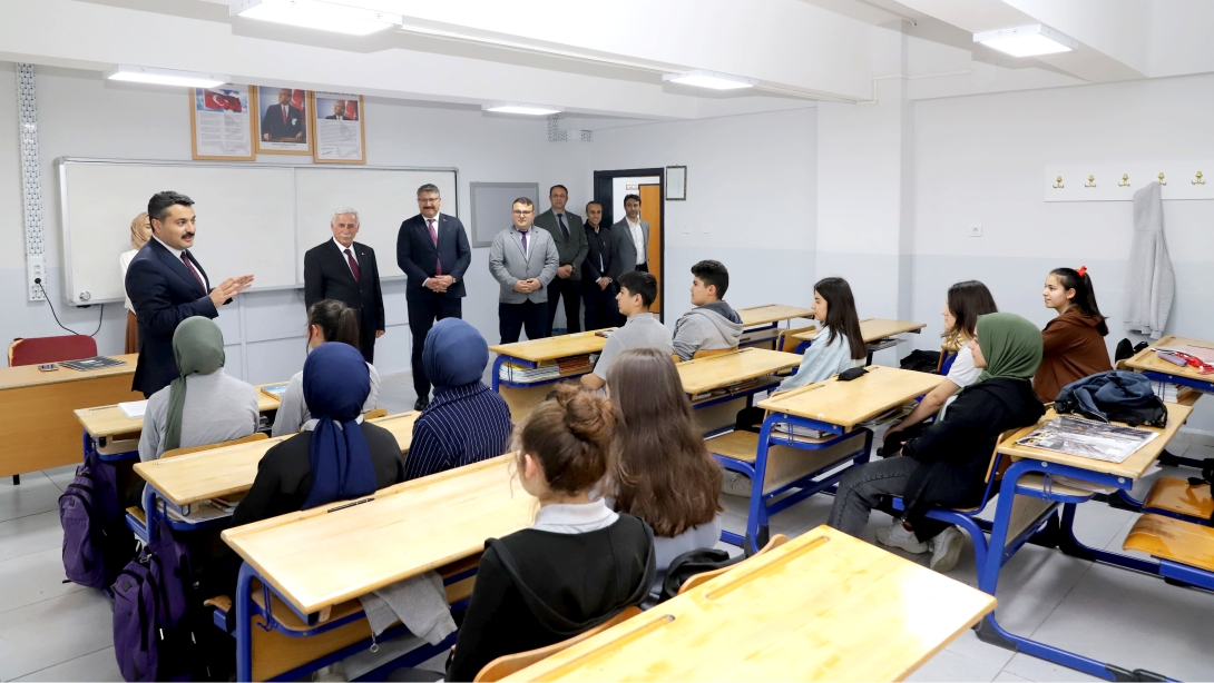 Millî Eğitim Müdürümüz Fatih Erdoğan, Koyulhisar İlçe Millî Eğitim Müdürü Ali İhsan Yeler ile birlikte Koyulhisar Mehmet Kavala Çok Programlı Anadolu Lisesini ziyaret etti.