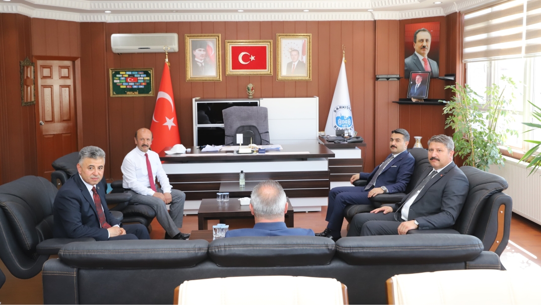 Millî Eğitim Müdürümüz Fatih Erdoğan, Şarkışla Belediye Başkanı Kasım Gültekin'i ziyaret etti.