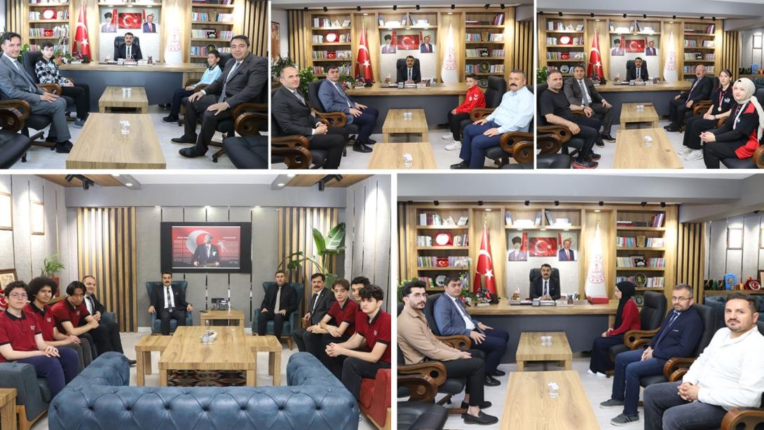 Millî Eğitim Müdürümüz Fatih Erdoğan, çeşitli şampiyona ve yarışmalarda derece elde eden öğrencileri tebrik etti.