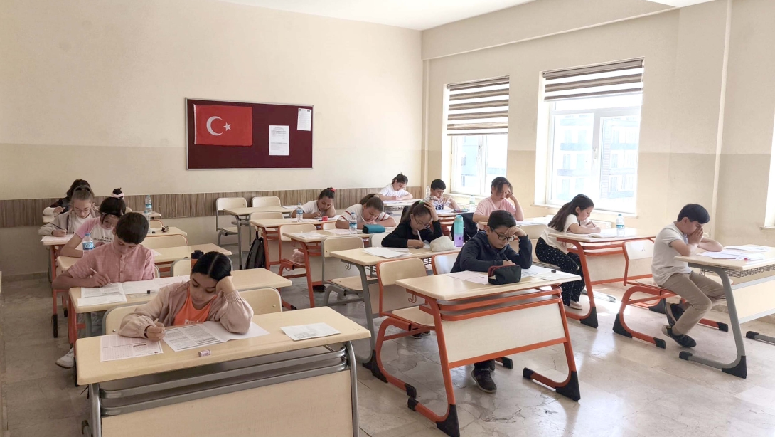 Sivas'ta proje imam hatip liselerinin ortaokul kısımlarına öğrenci seçme sınavı yapıldı.