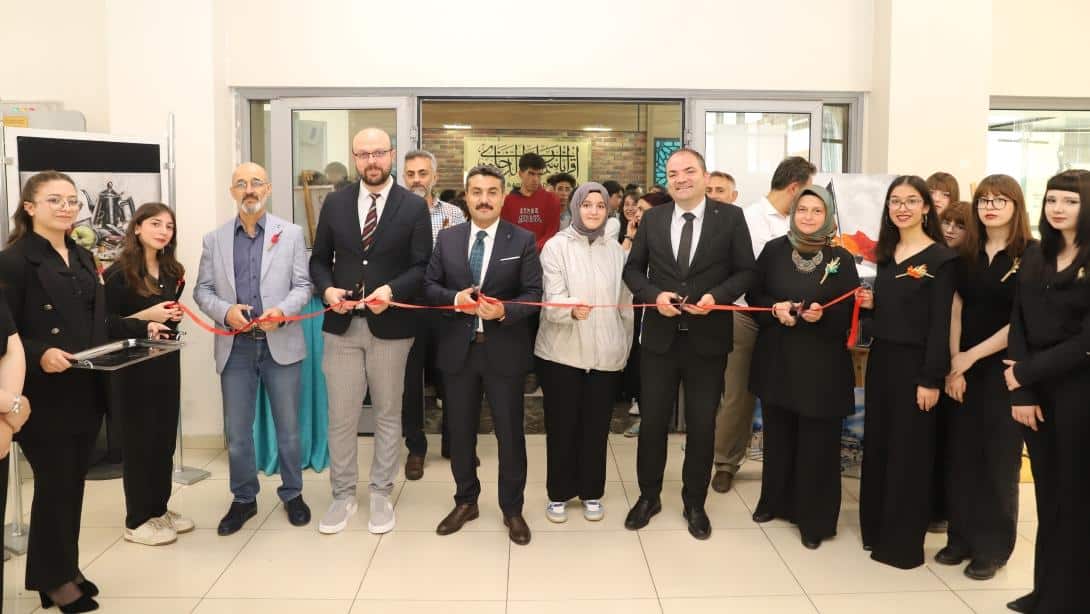 Muzaffer Sarısözen Güzel Sanatlar Lisesi resim bölümü 12. Sınıf öğrencileri, mezuniyet sergisi açtı.