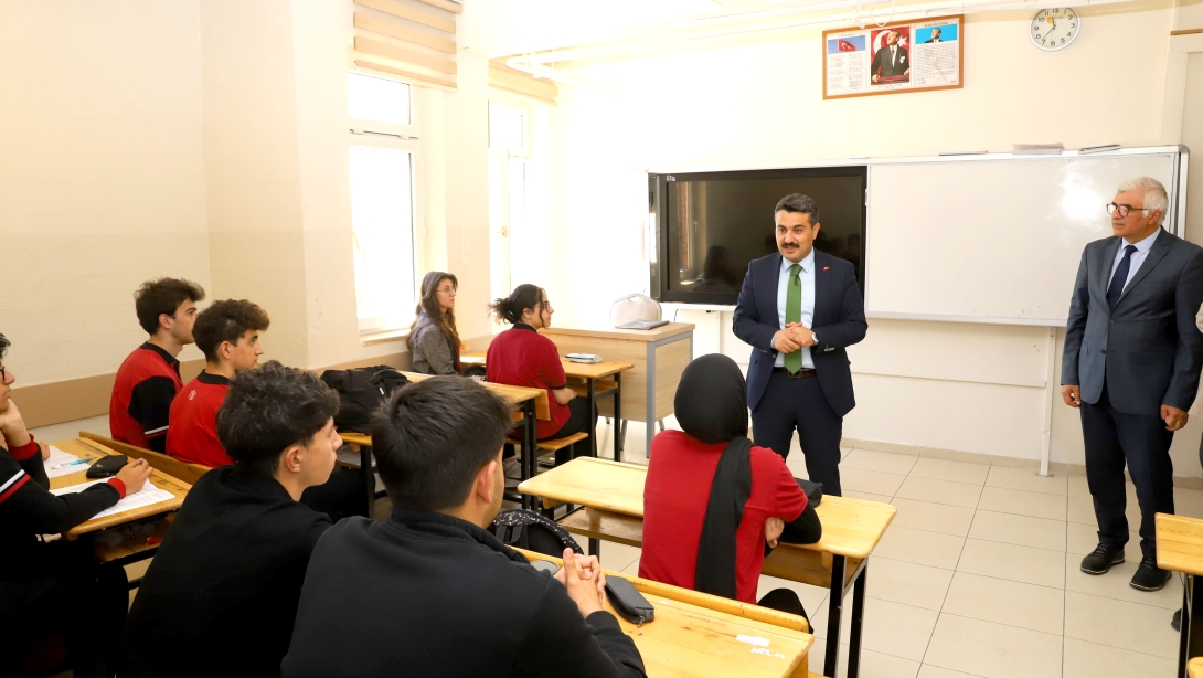Millî Eğitim Müdürümüz Fatih Erdoğan, Hacı Mehmet Sabancı Anadolu Lisesini ziyaret ederek öğrenci ve öğretmenlerle bir araya geldi.
