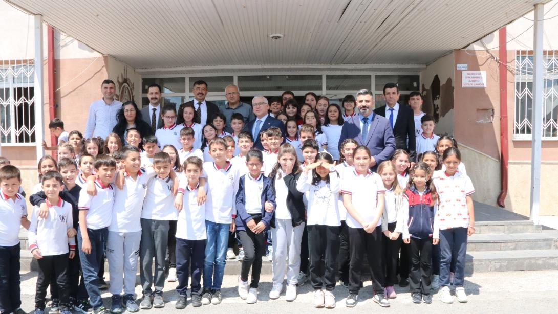 Valimiz Yılmaz Şimşek, Yavuz Selim İlkokulu 4/A sınıfı öğrencisi Ertuğrul Hamza'nın davetini geri çevirmedi.