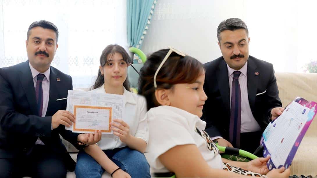 Millî Eğitim Müdürümüz Fatih Erdoğan, evde eğitim alan öğrenciler; Kader Sıla Durna ve Elisa İlayda Cansız'ın karne heyecanına ortak oldu.