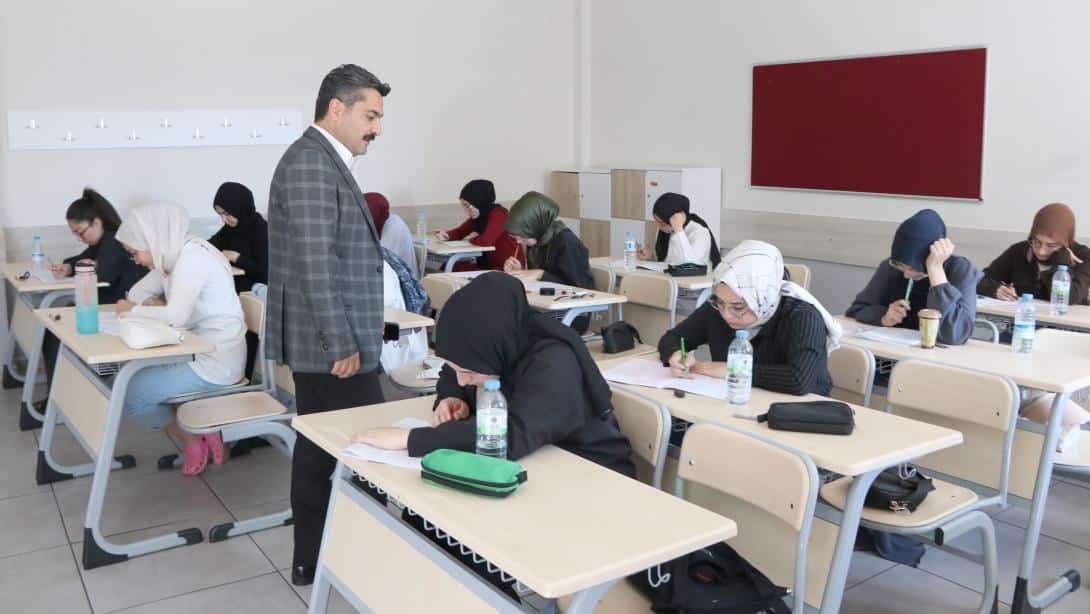 Millî Eğitim Müdürümüz Fatih Erdoğan, yaz dönemi destekleme ve yetiştirme kurslarına katılan öğrencileri ziyaret etti.