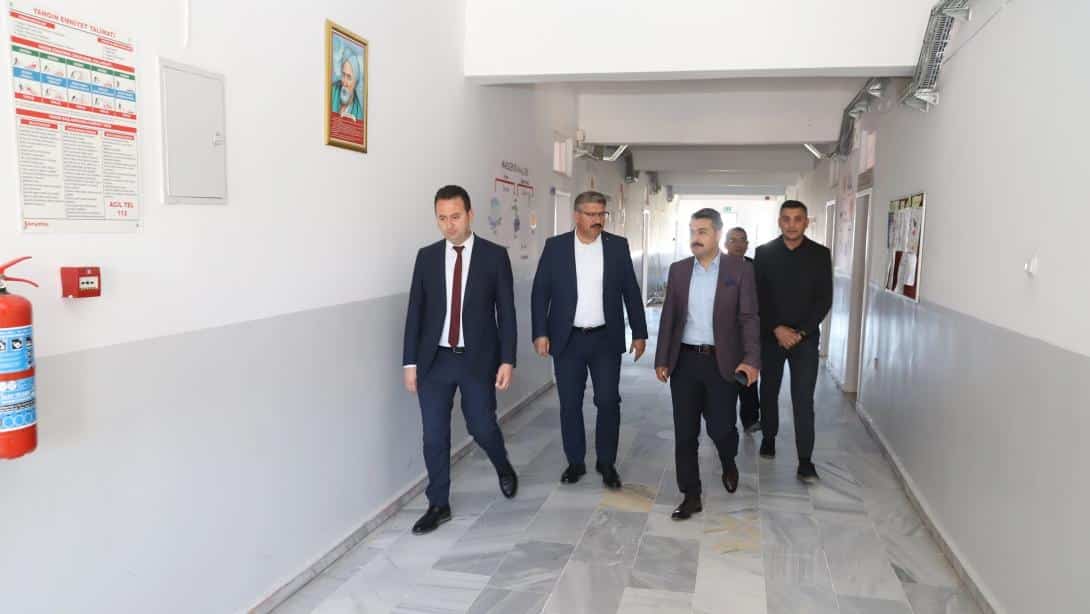Millî Eğitim Müdürümüz Fatih Erdoğan, Gölova İlçe Millî Eğitim Müdürü Volkan Karadağ ile birlikte ilçedeki okullarda sürdürülen yaz dönemi bakım-onarım ve fiziki iyileştirme çalışmalarını yerinde inceledi.