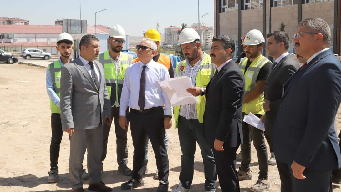 Valimiz Yılmaz Şimşek, Kılavuz Mahallesi'nde bulunan ve Millî Eğitim Bakanlığı tarafından yapımı sürdürülen lise inşaatında incelemelerde bulundu.