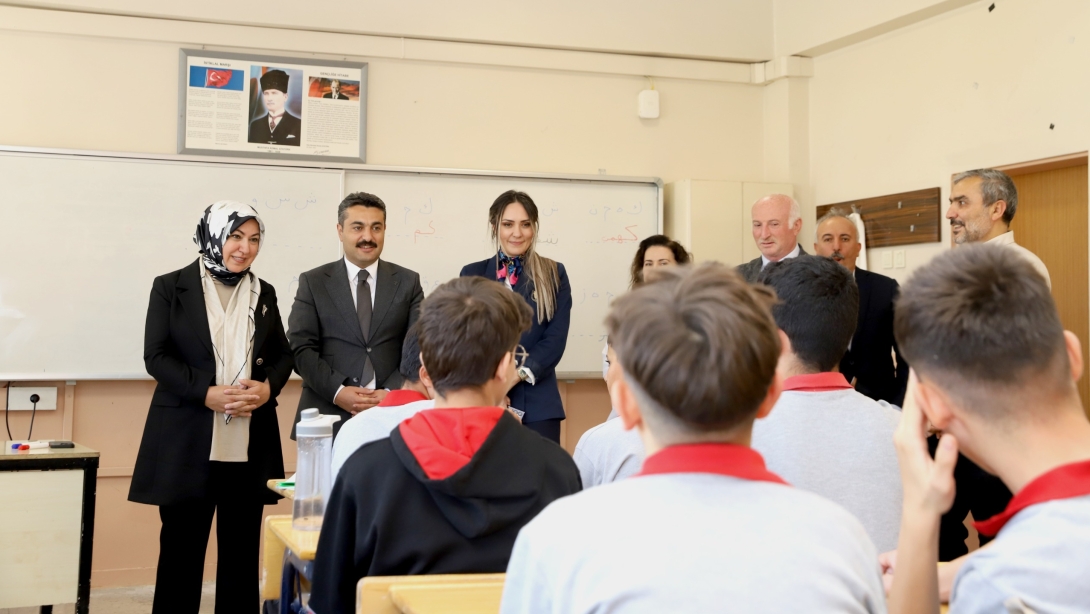 Sivas Ak Parti Millet Vekili Rukiye Toy ve Millî Eğitim Müdürümüz Fatih Erdoğan, Abdulhamid Han Anadolu İmam Hatip Lisesini Ziyaret Etti. 