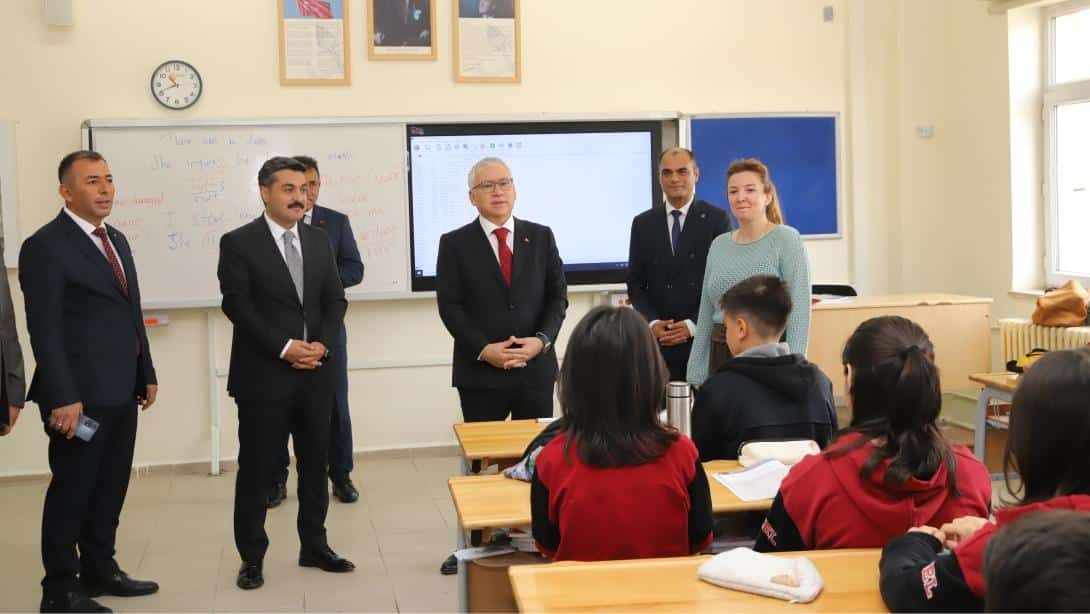 Valimiz Yılmaz Şimşek ve Millî Eğitim Müdürümüz Fatih Erdoğan Prof. Dr. Necati Erşen Sosyal Bilimler Lisesi'ni ziyaret etti.